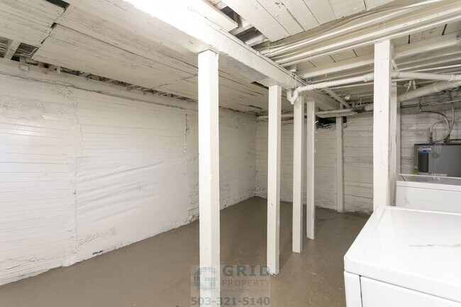 Building Photo - Charming 2 Bedroom Home Available in Woodstock Neighborhood!