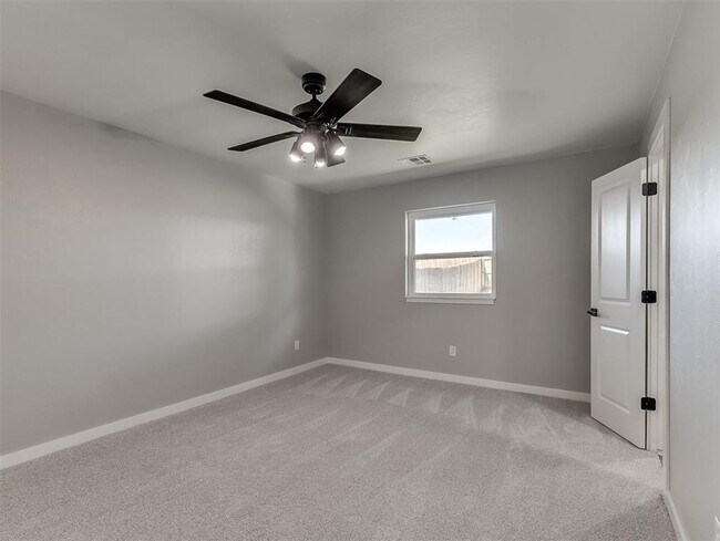 Building Photo - Look at this beautiful home!! 4 bed, 3 full baths!