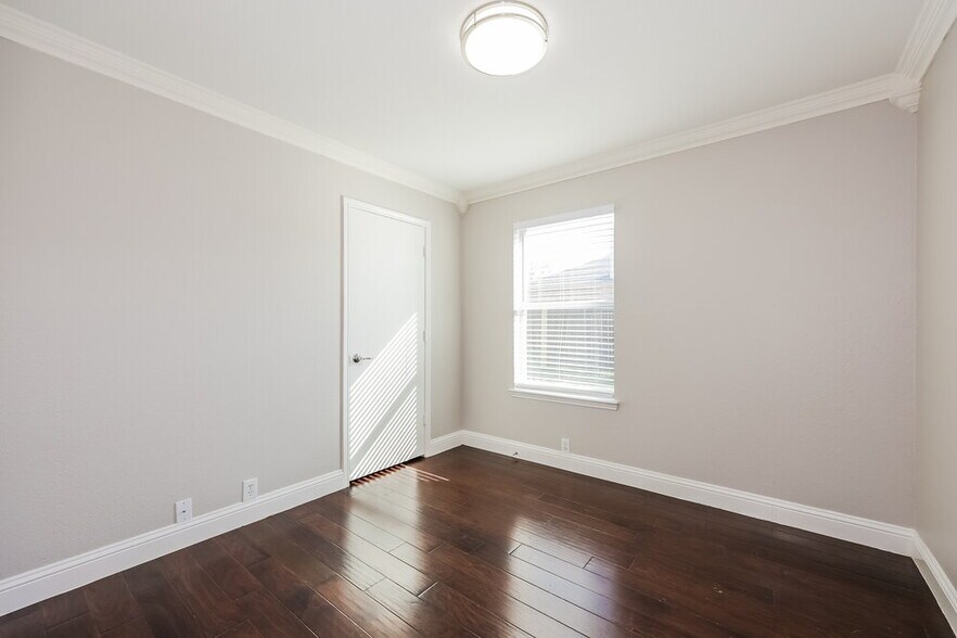 Building Photo - 711 River Run Dr