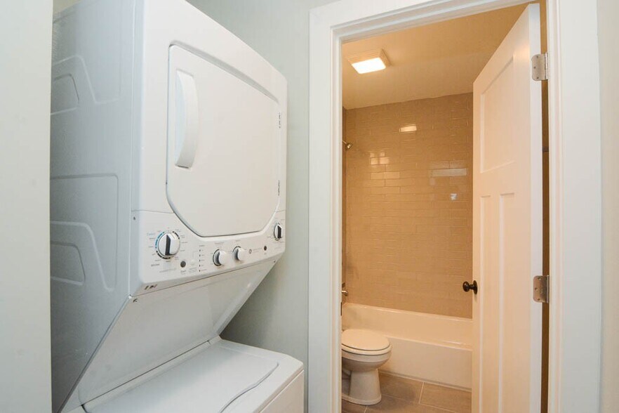 Building Photo - 447 W Surf St