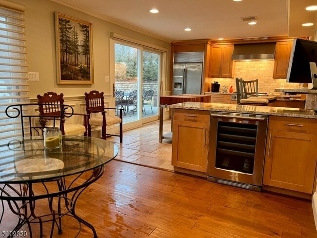 Building Photo - 132 Lakeshore Dr