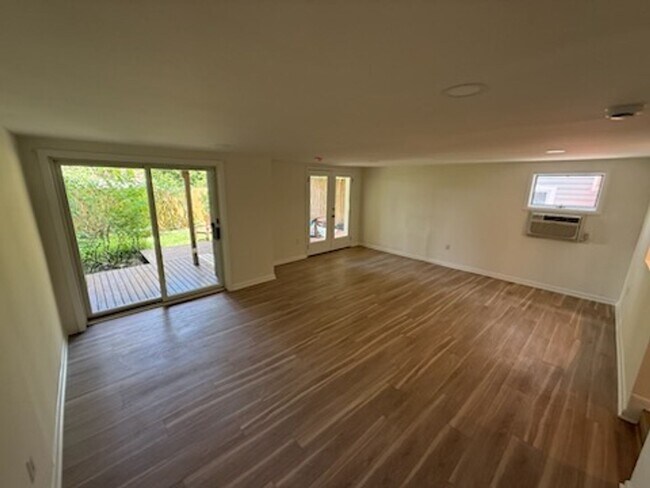 Building Photo - *DREAM LOCATION* 6BR Completely Renovated Duplex