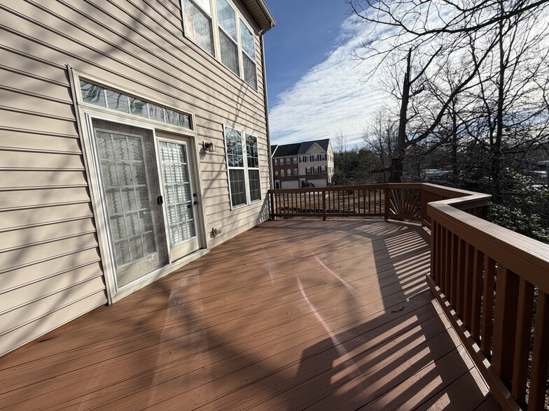 Building Photo - 45903 Peach Oak Terrace