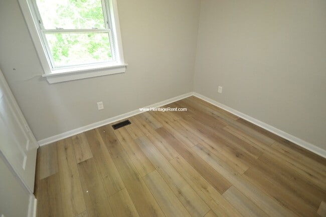 Building Photo - Great 3 bedroom college hill house