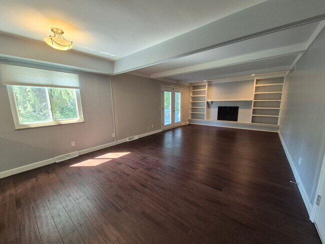 Building Photo - Large 2 story home!!
