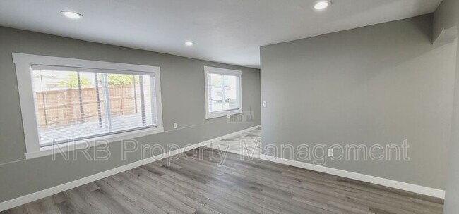 Building Photo - 3216 E Roosevelt Ave