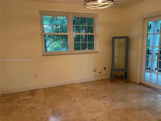 Building Photo - 641 Zamora Ave