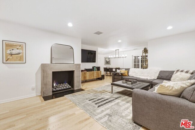 Building Photo - 5208 Woodman Ave