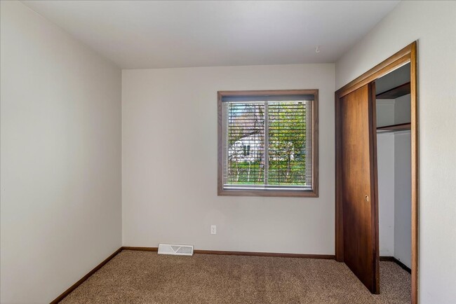 Building Photo - 1806 Golden Oak Ln