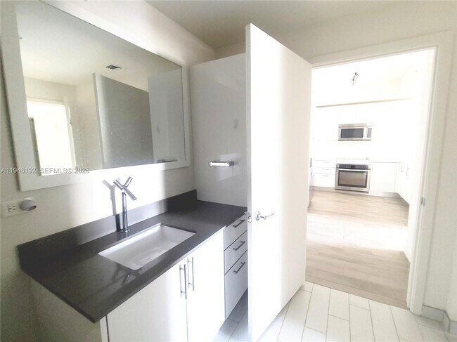 Building Photo - 999 SW 1st Ave