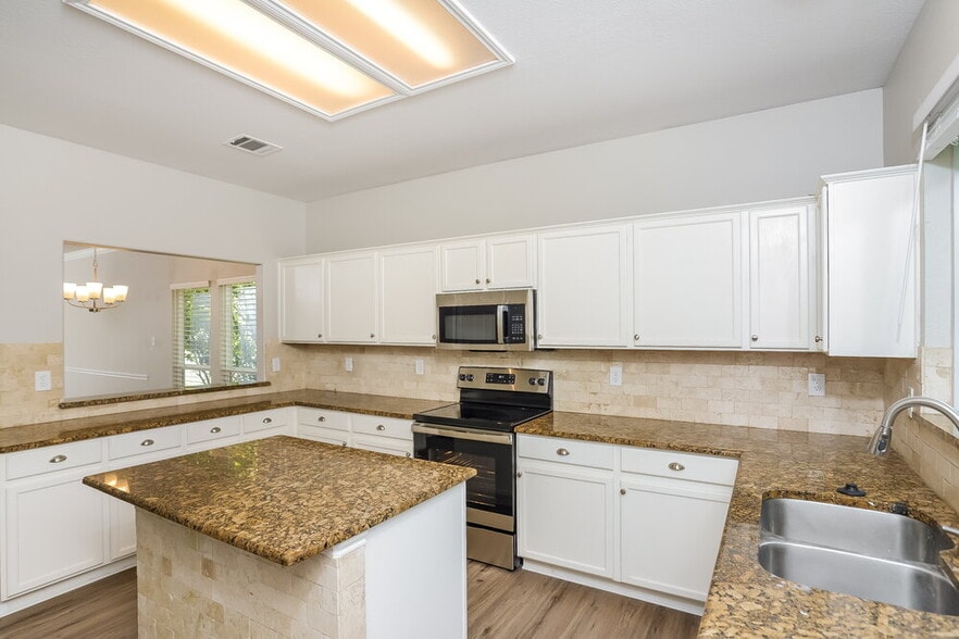 Building Photo - 8639 Sunny Oaks