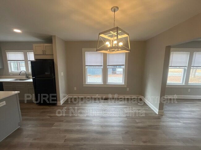 Building Photo - 3355 E Ridge Rd