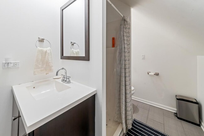 Building Photo - 3 bedroom in Chicago IL 60657