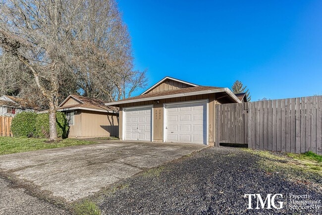 Building Photo - Tucked away 2 Bed 1 Bath Duplex in Hillsboro