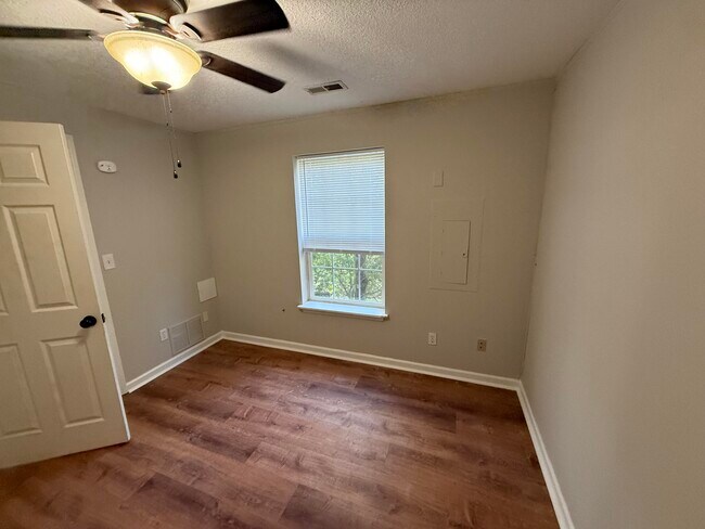 Building Photo - 1327 Valley Creek Ln