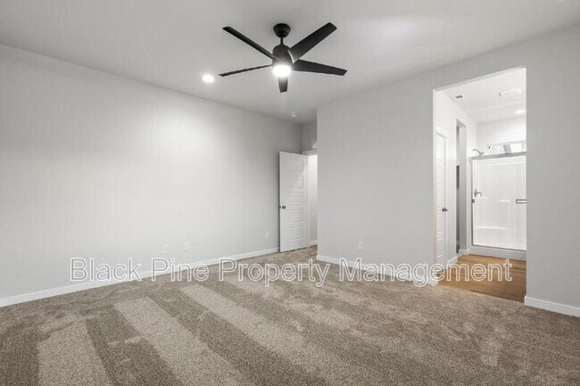 Building Photo - 895 N Aleppo Wy