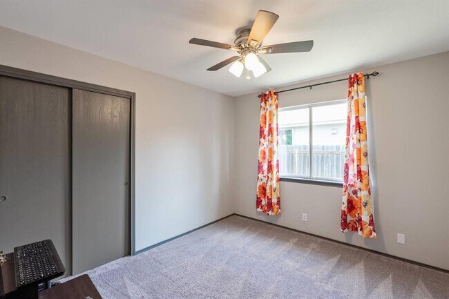 Building Photo - 404 Paige Bend