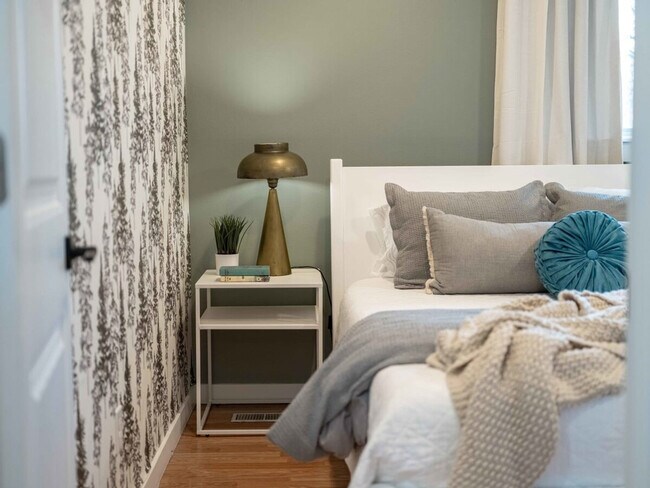 Building Photo - 201 N Dogwood St