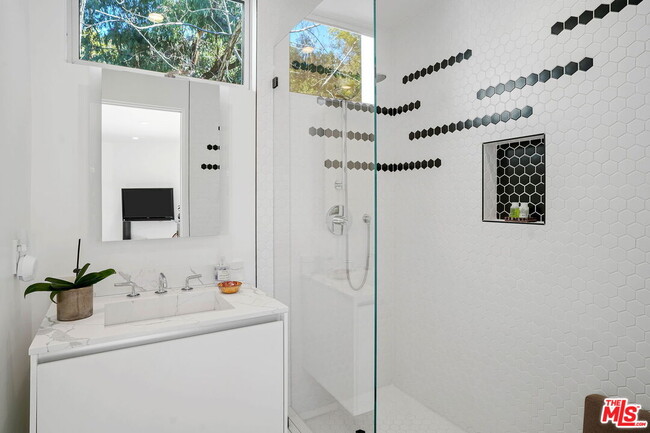 Building Photo - 2615 La Cuesta Dr