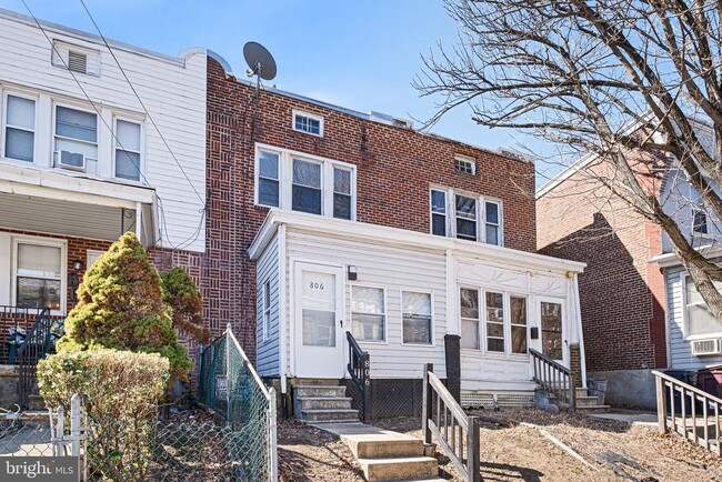 Building Photo - 806 E 22nd St