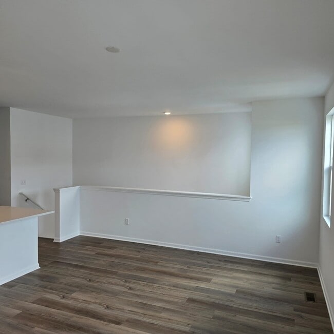 Building Photo - 249 Kingsport Dr