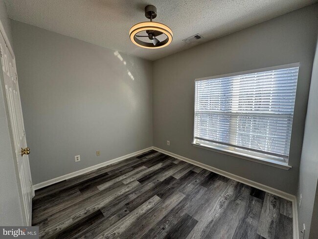 Building Photo - 1716 Lake Shore Crest Dr