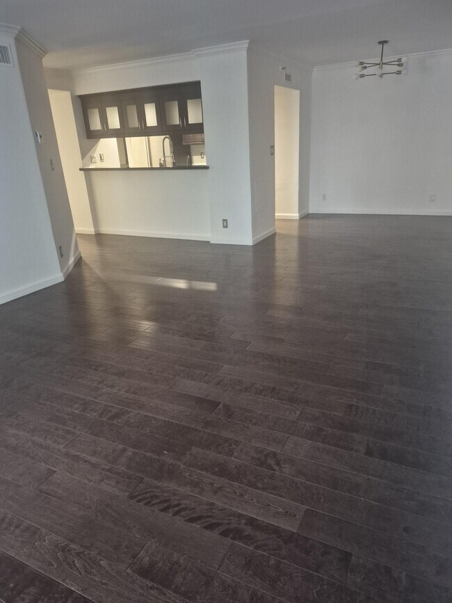 Building Photo - 600 W 9th St