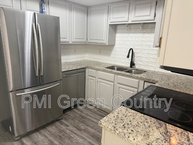 Building Photo - 9121 E 69th Pl