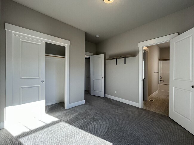 Building Photo - 3-Bedroom Home in Reed’s Crossing with Luxurious Primary Suite & Open Floor Plan, Fireplace, Wash...