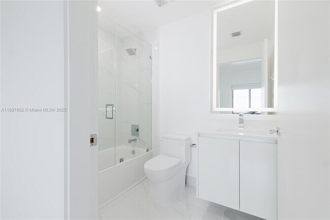 Building Photo - 700 NE 24th St