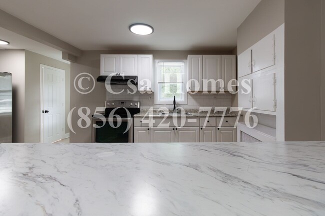 Building Photo - Newly Renovated 3 Bed, 1.5 Bath in Fairview!