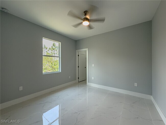 Building Photo - 438 Raymer St
