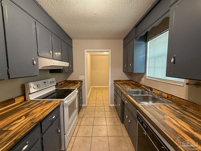 Building Photo - 940 Candlestick Dr