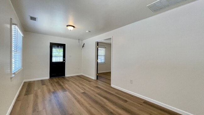 Building Photo - Charming 2 Bedroom, 2 Bathroom Bungalow wi...