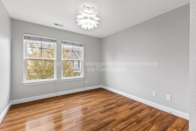 Building Photo - 611 Vero St