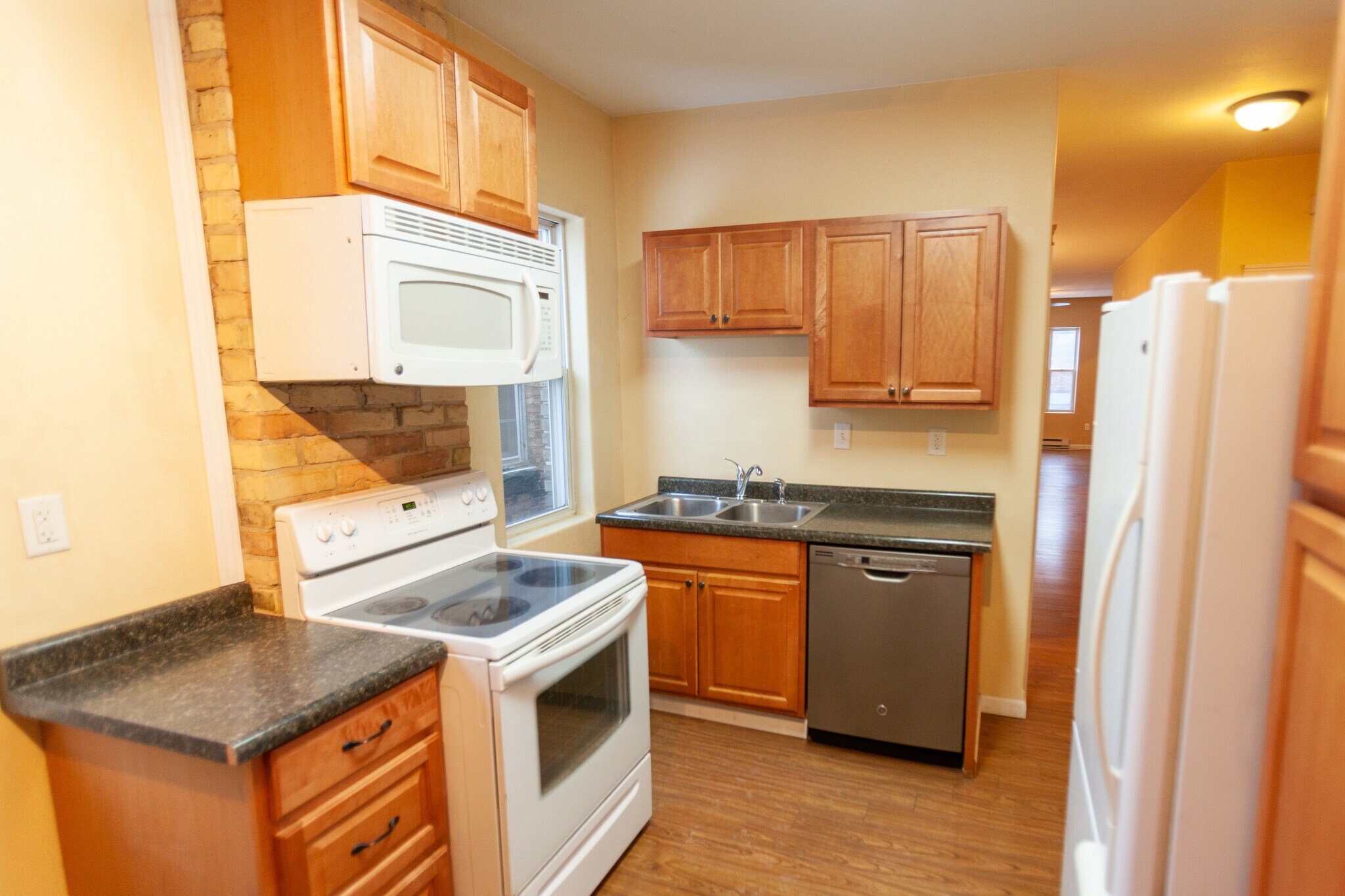 Building Photo - 711 E 2nd St