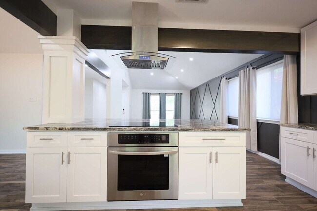 Building Photo - Updated 3 Bed / 2 Bath One-Story Home in S...