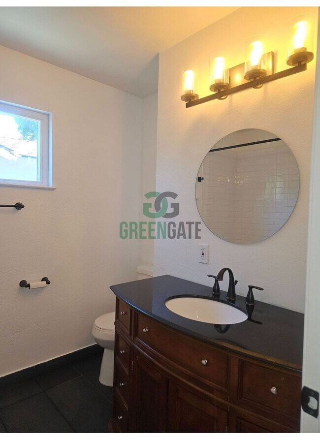 Building Photo - 3 BEDROOM 2 BATH HOME MOVE IN READY IN MOD...