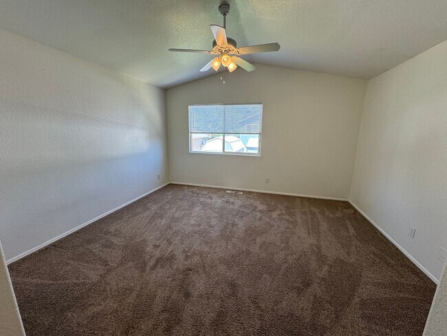 Building Photo - 4 Bedroom - 2 bath - Single Family Home in a Great Location!