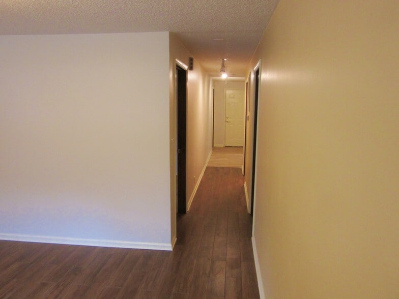 Building Photo - 406 W Maple St