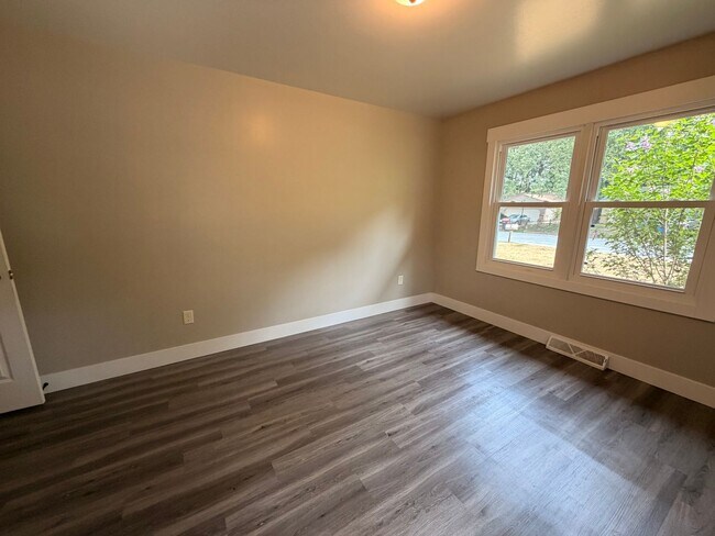 Building Photo - 5729 Ridgebrook Ave SE