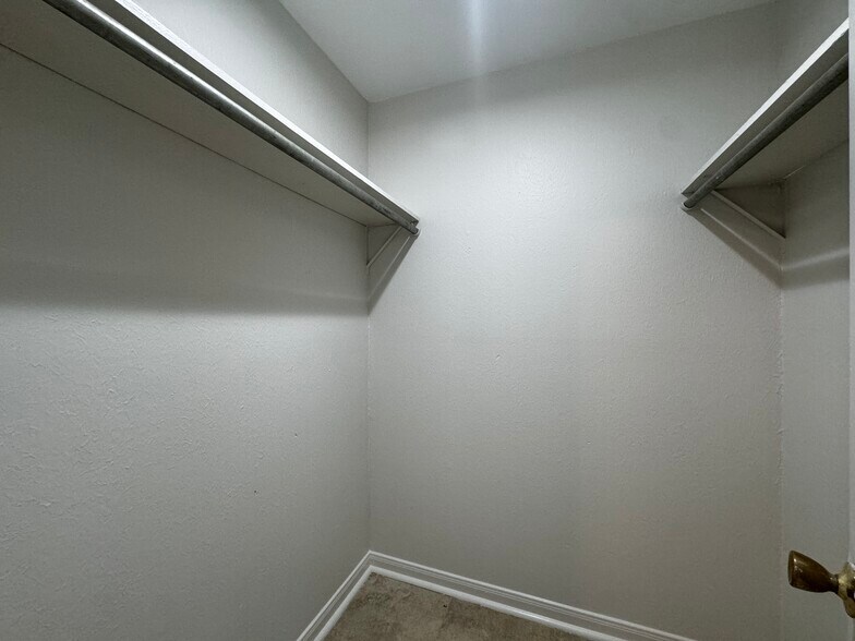 Building Photo - 937 E Monterey Ct