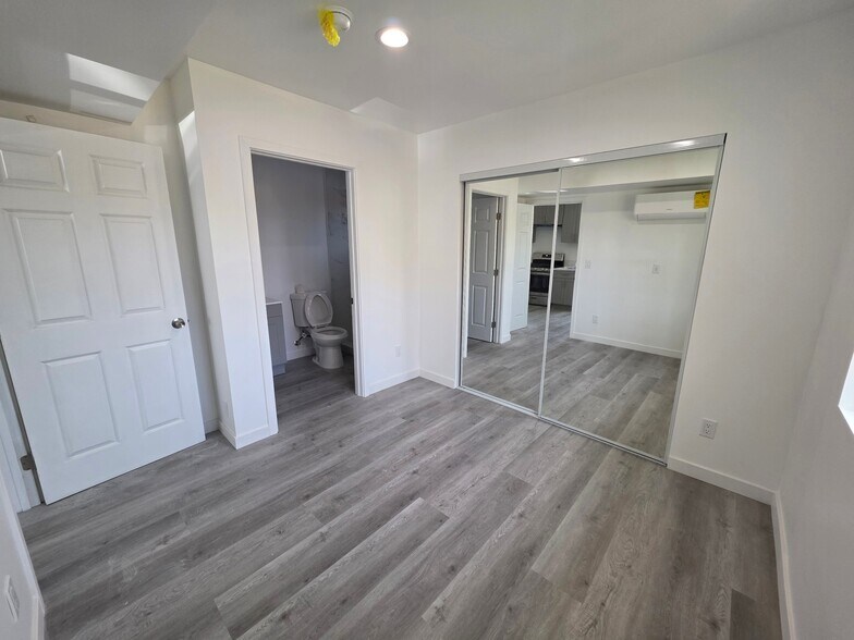 Building Photo - 635 W 51st St