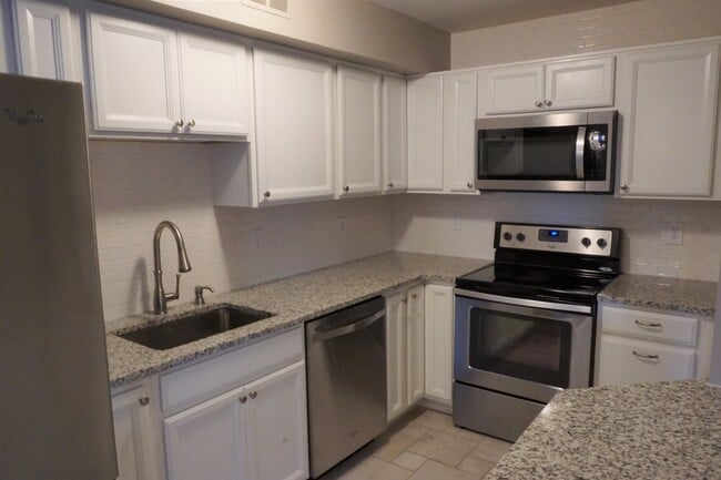 Building Photo - 114 Pinewood Dr