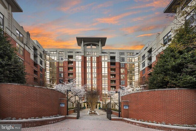 Building Photo - 1021 N Garfield St