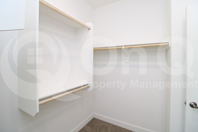 Building Photo - 624 E Vail Ln