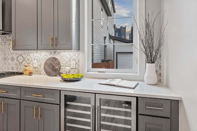 Building Photo - Spacious 4-Bed Gem in Nashville: 2360 sq f...