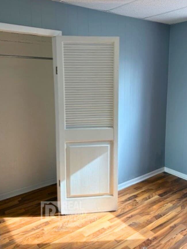 Building Photo - Welcome to Spacious 4 Bedroom, 1 Bathroom Holland Home