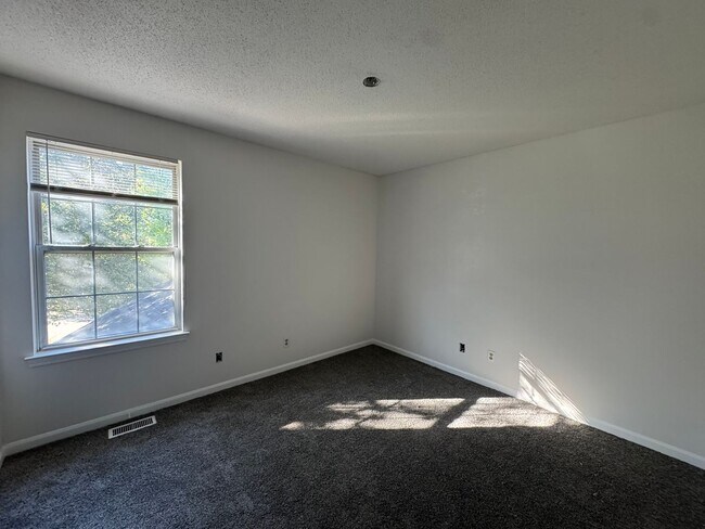 Building Photo - 5141-5143 Louisville Ct