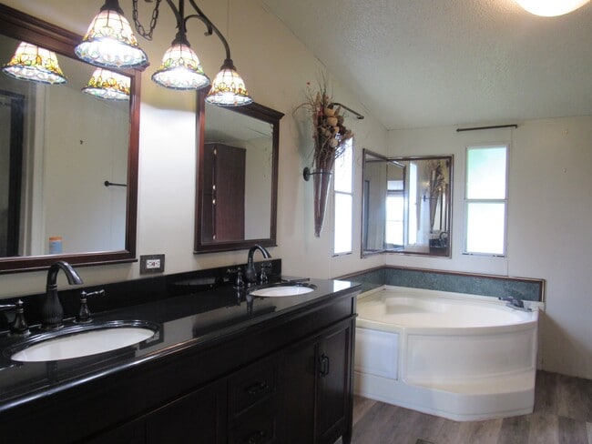 Building Photo - 7614 AR-38